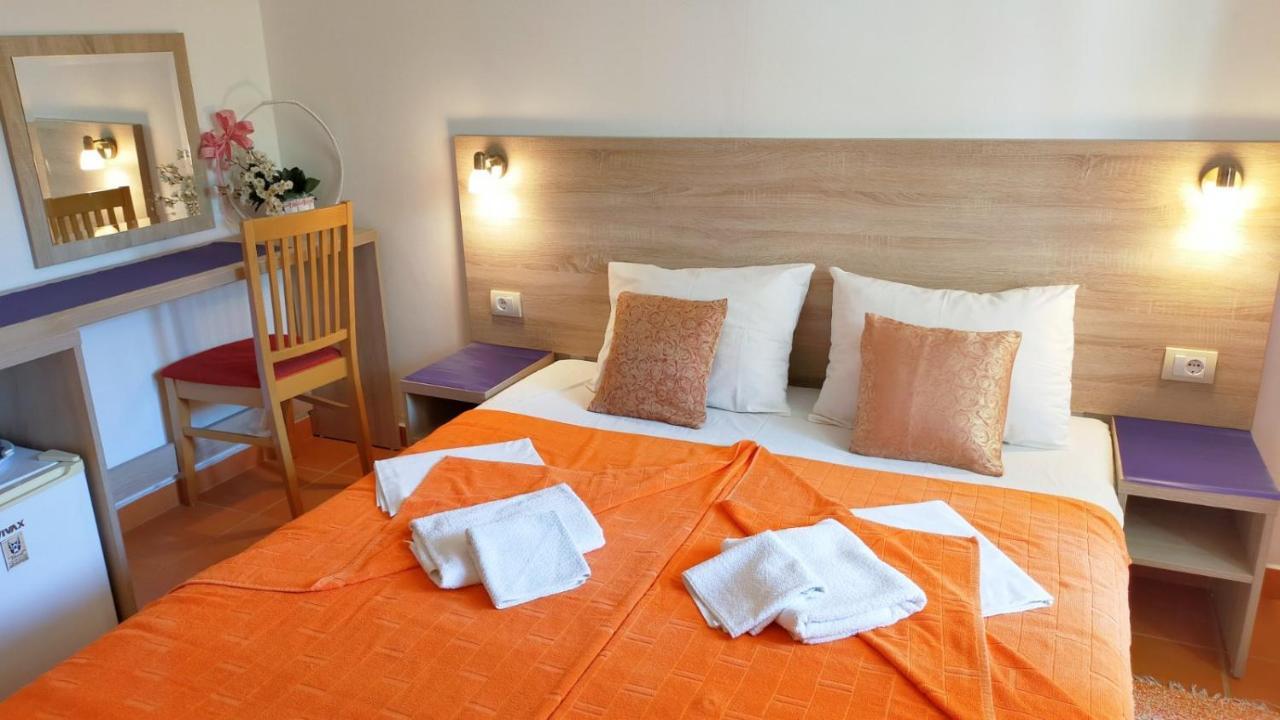 Guesthouse Tri Palme Becici  Bagian luar foto