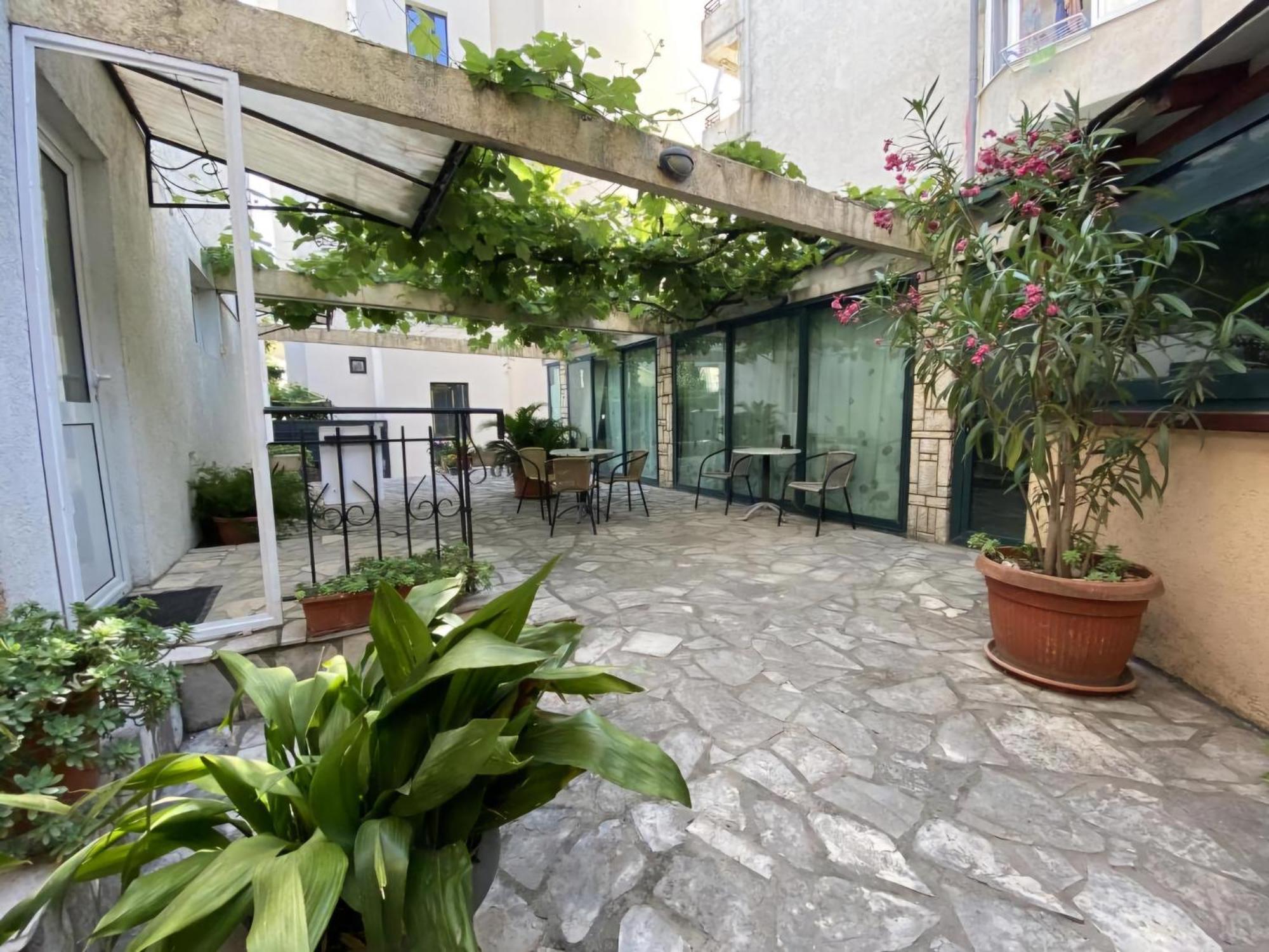 Guesthouse Tri Palme Becici  Bagian luar foto